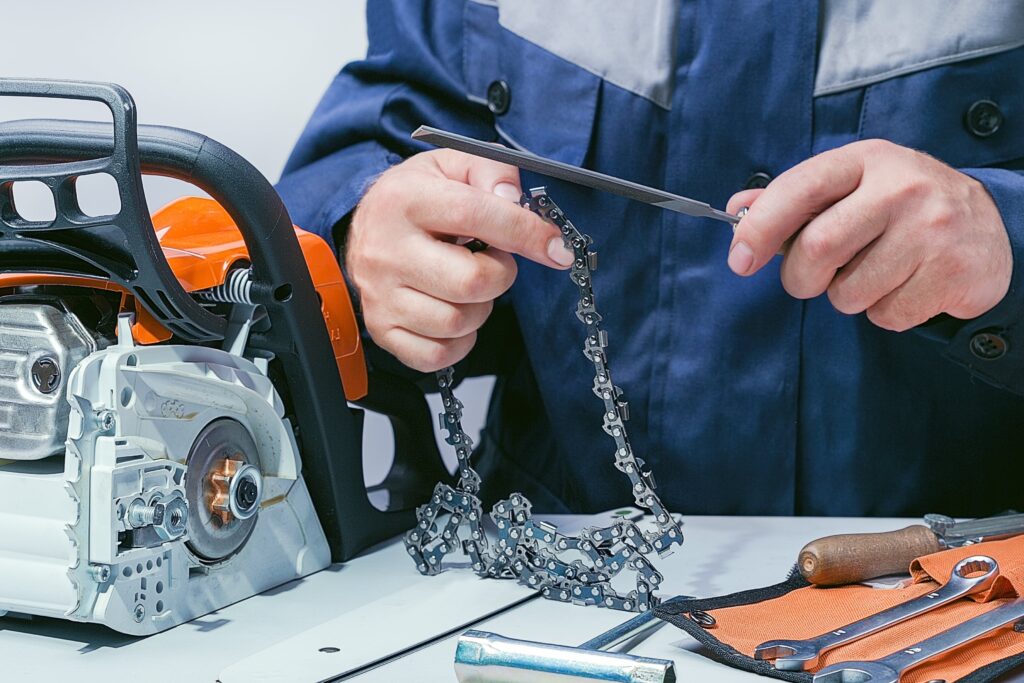 Link Resources chainsaw level 2 training maintaining chainsaw chain with tools