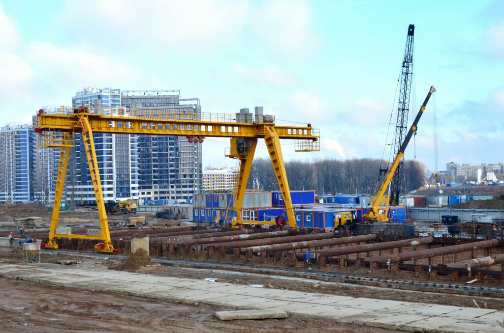 Link Resources overhead gantry crane training large gantry crane operating on construction site